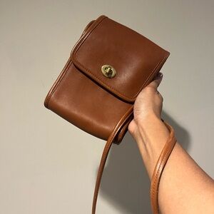 VINTAGE COACH *RARE* Brown Leather Crossbody